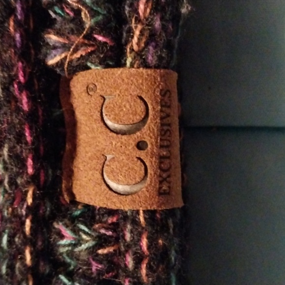 C.C. Exclusives, Women's wrap around earmuffs/head warmer with button - Picture 2 of 9